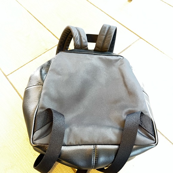 Coach Zebra MN CHRLE 39033 SV/BLACK
Coach Mini Charlie Women's Zebra Print EC - Picture 13 of 16